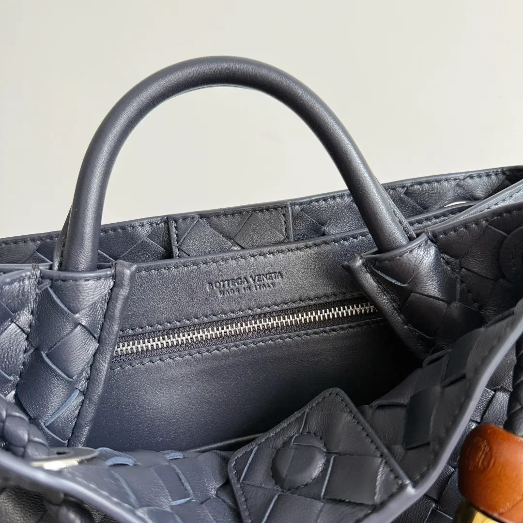 The new Andiamo batch of 3060 BV is shipped‼ ️The classic intercciato weaving process is used to create a soft bag, the metal knot is made of micro-cast aluminum using jewelry technology🪢, and the decorative beads are made of metal and hand-polished oak, allowing you to jump repeatedly between elegance and fun💃, making it unpredictable. Classic and versatile, it shows off your temperament, and the bag has a large capacity, making it very convenient for daily commuting! It has a variety of carrying methods, the shoulder straps can be adjusted by yourself, the original lambskin feels soft and delicate, and the unisex style breaks gender boundaries and brings a more practical and long-lasting use experience. The Andiamo, which has both elegant and casual styles, perfectly interprets the "fashionable old money style". Style number: 743568+wood hardware Color: space blue silver buckle Size: 25*22*10.5cm